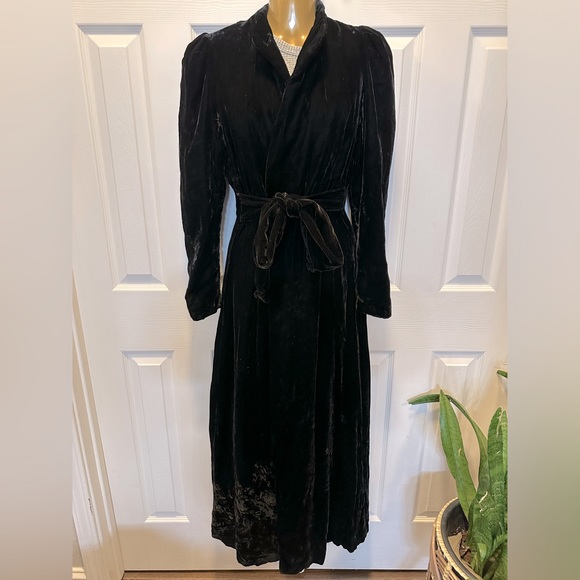 Antique Velvet Coat 1920s-1940s era. - Picture 3 of 14